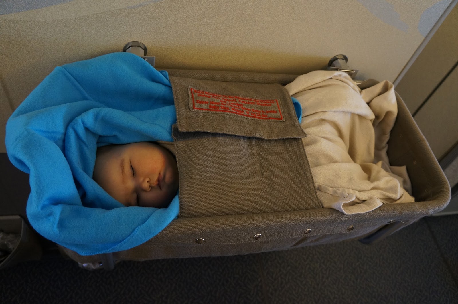 люлька для младенца в самолете